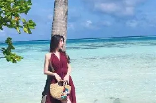 炸裂！司晓迪凌晨甩黑色吊带美照评论区从吃瓜到吐槽吵翻了天